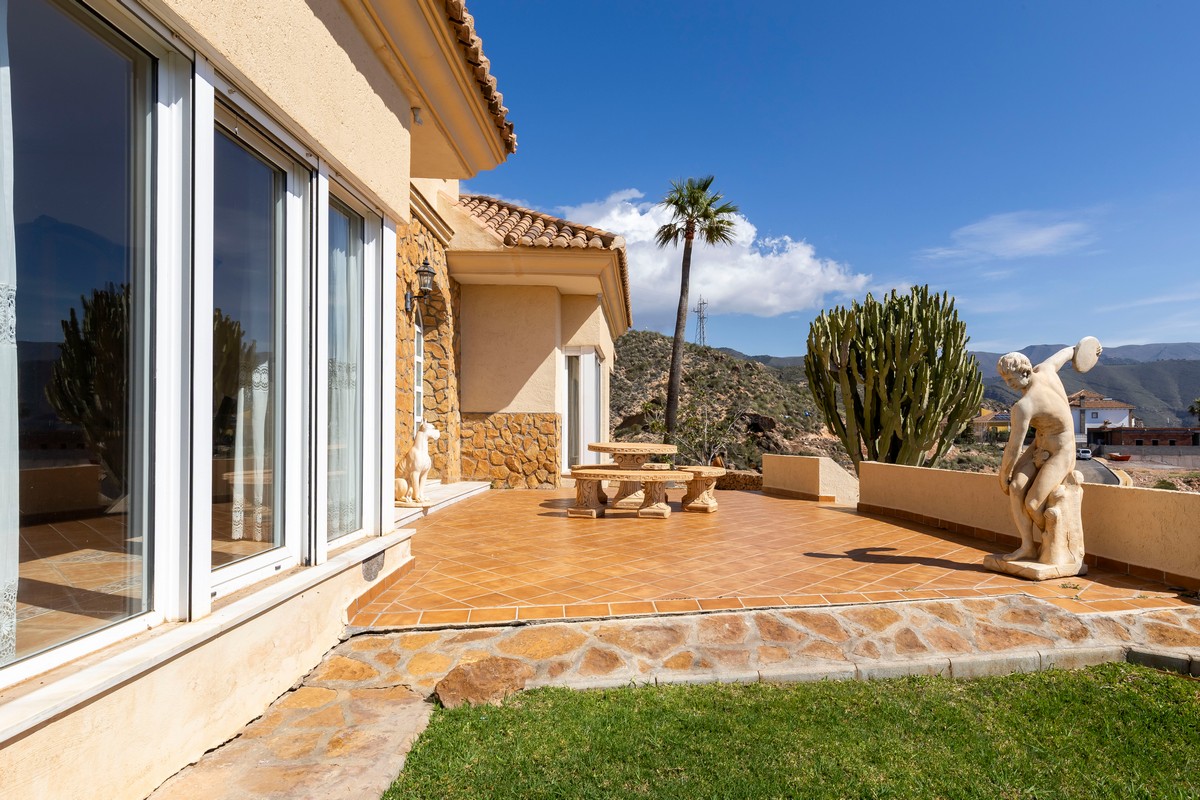 Extraordinary detached villa with independent flat and sea views