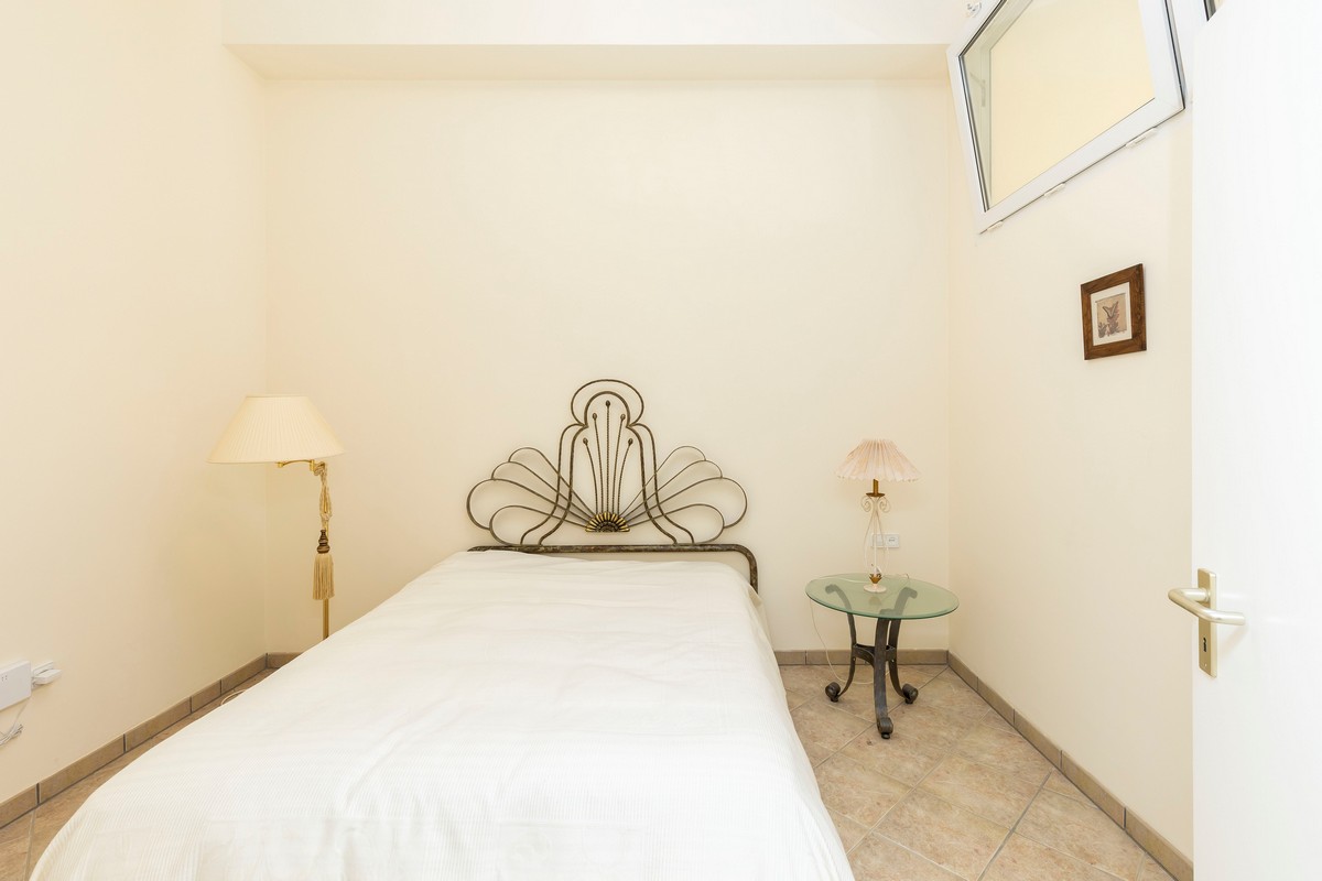 Extraordinary detached villa with independent flat and sea views