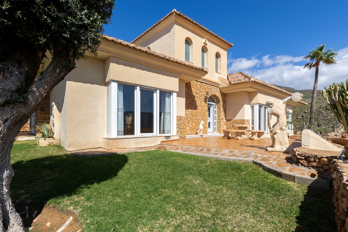 Extraordinary detached villa with independent flat and sea views