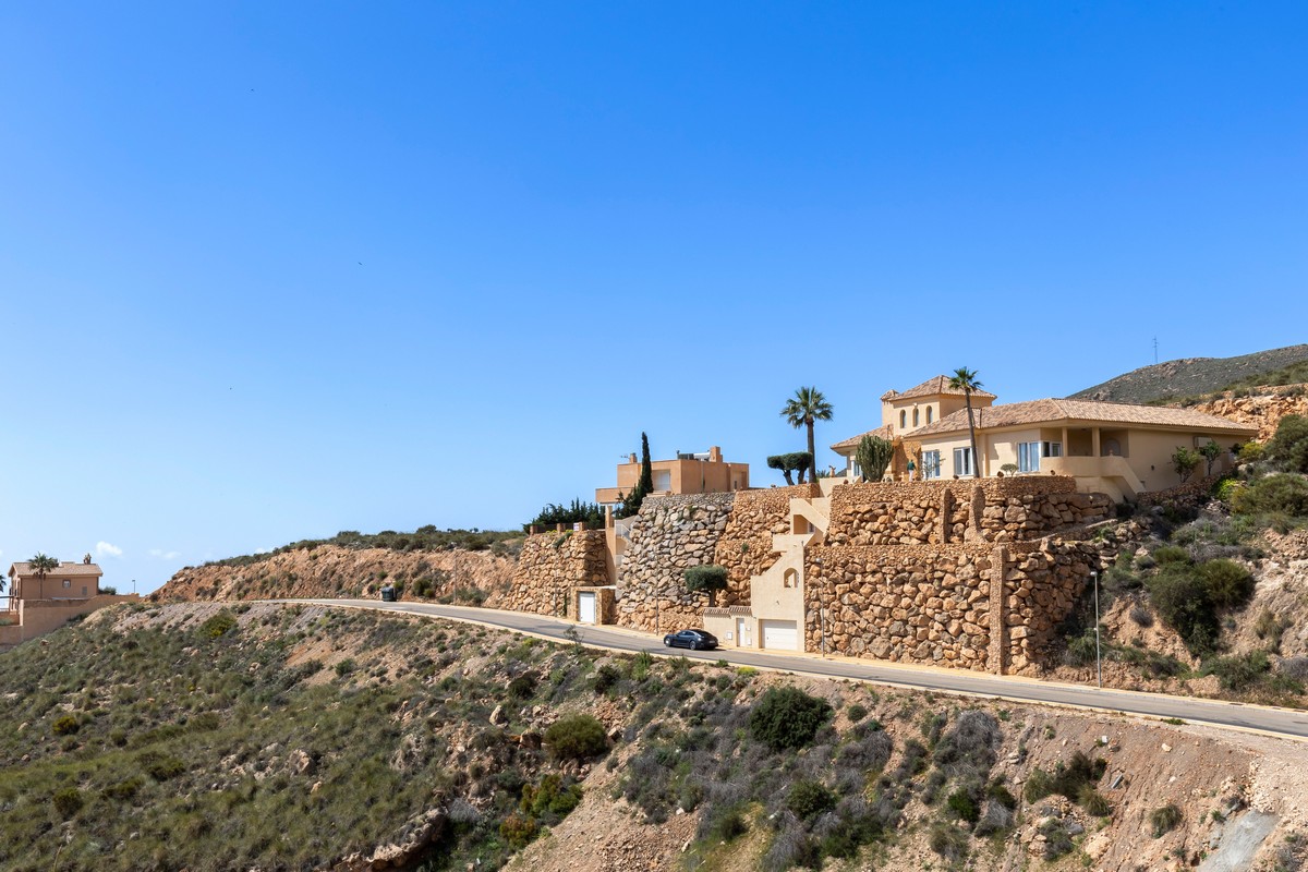 Extraordinary detached villa with independent flat and sea views