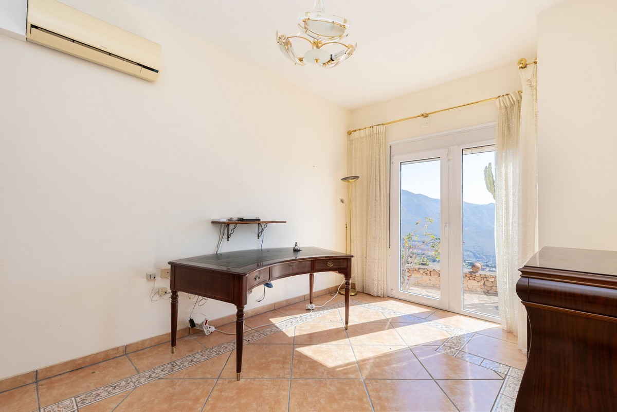 Extraordinary detached villa with independent flat and sea views