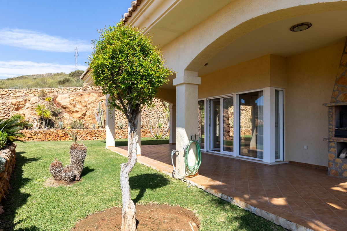 Extraordinary detached villa with independent flat and sea views