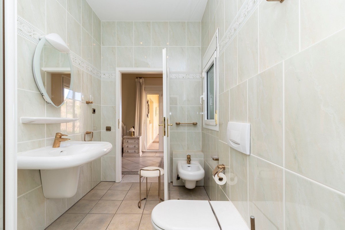 Extraordinary detached villa with independent flat and sea views