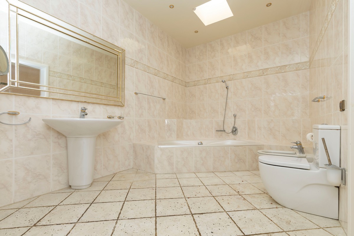 Extraordinary detached villa with independent flat and sea views