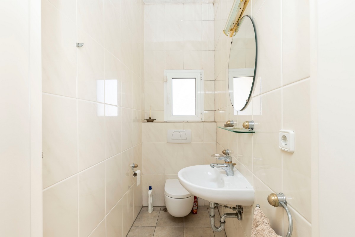 Extraordinary detached villa with independent flat and sea views