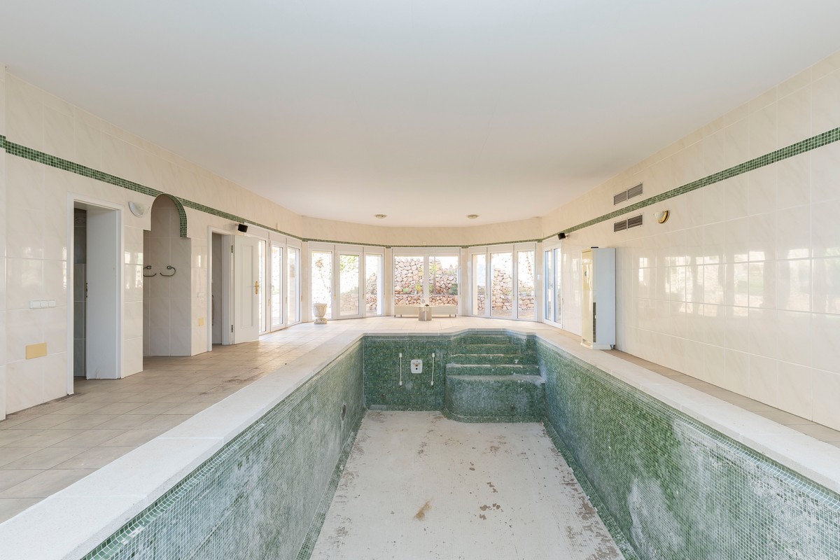 Extraordinary detached villa with independent flat and sea views