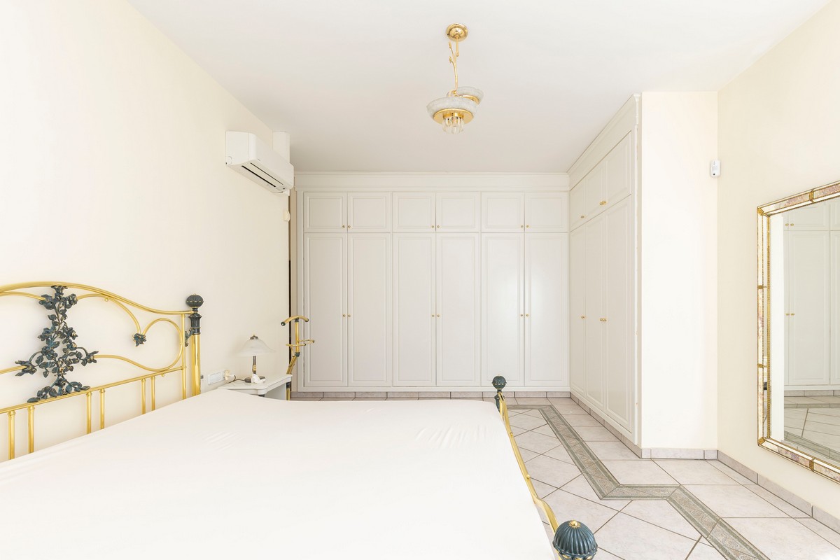 Extraordinary detached villa with independent flat and sea views