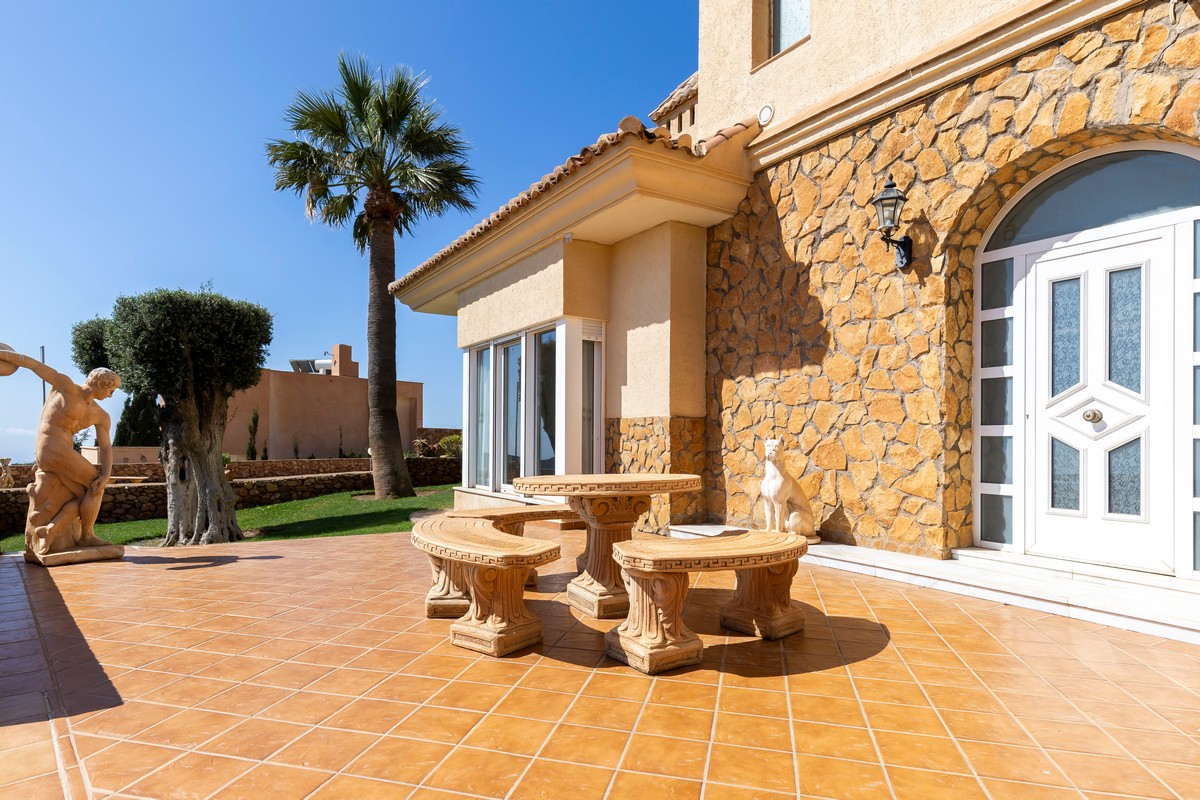 Extraordinary detached villa with independent flat and sea views