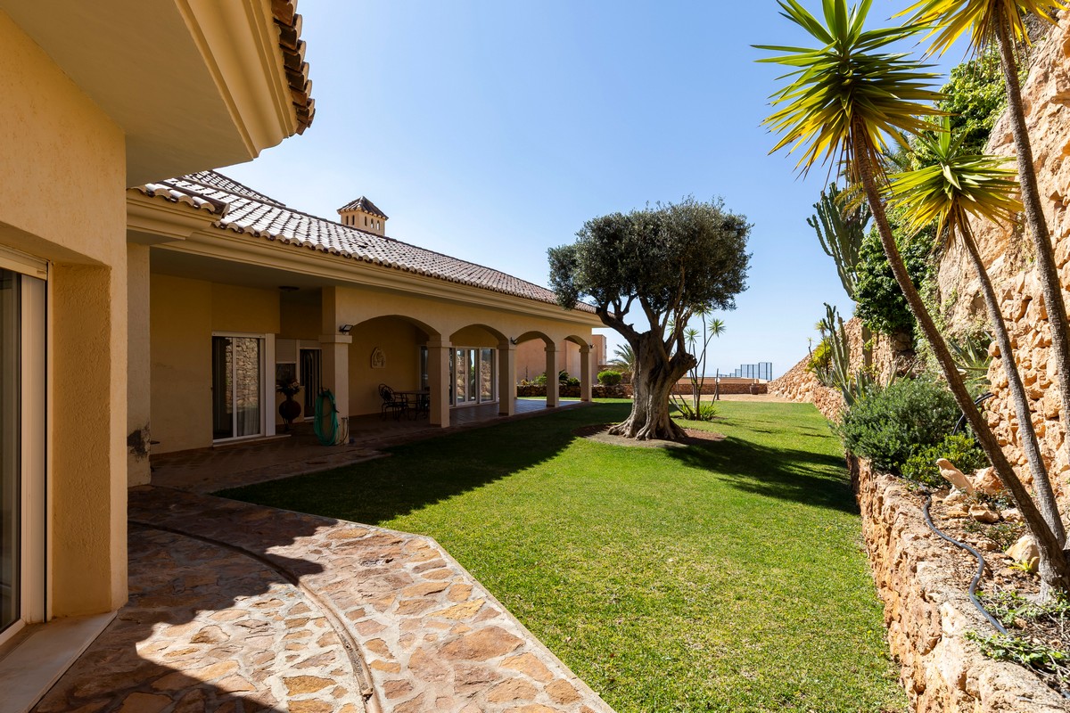 Extraordinary detached villa with independent flat and sea views