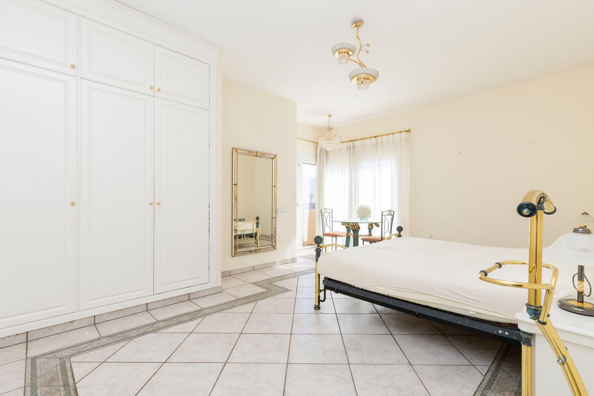 Extraordinary detached villa with independent flat and sea views