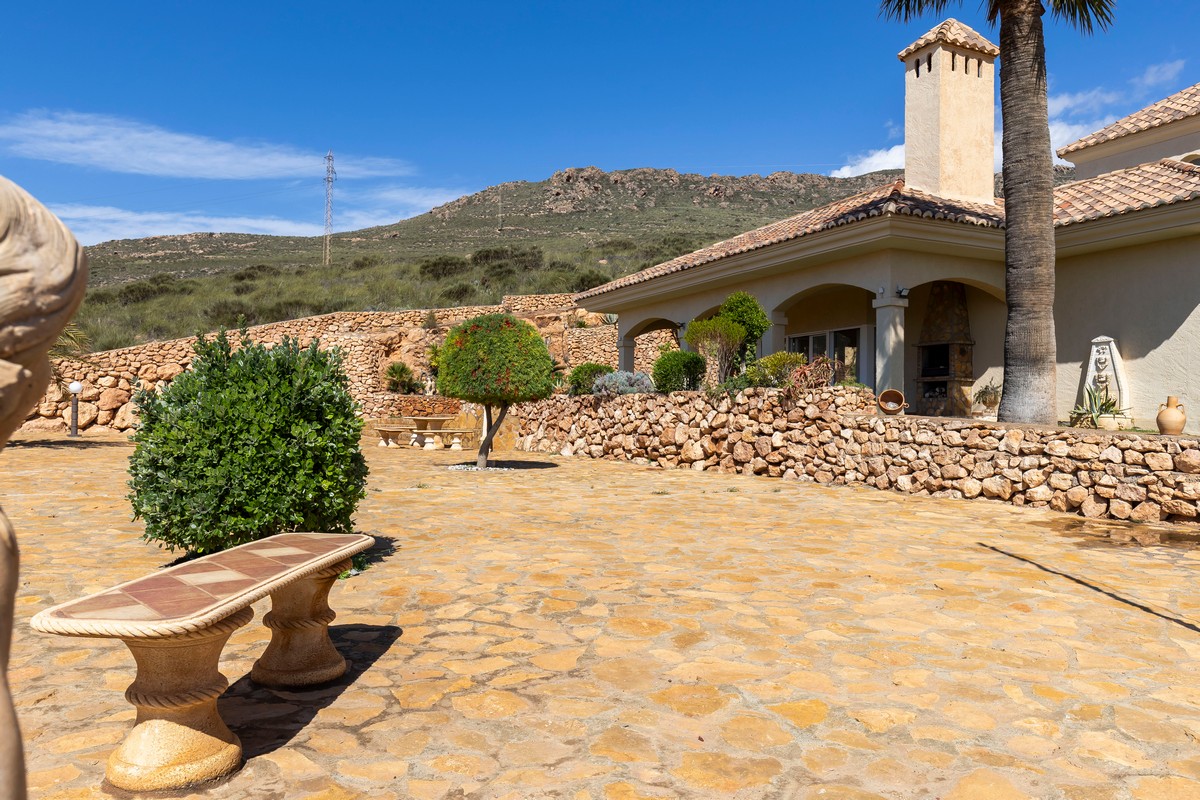 Extraordinary detached villa with independent flat and sea views