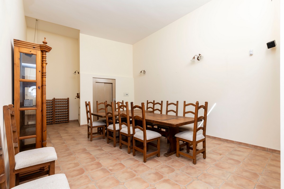 Extraordinary detached villa with independent flat and sea views