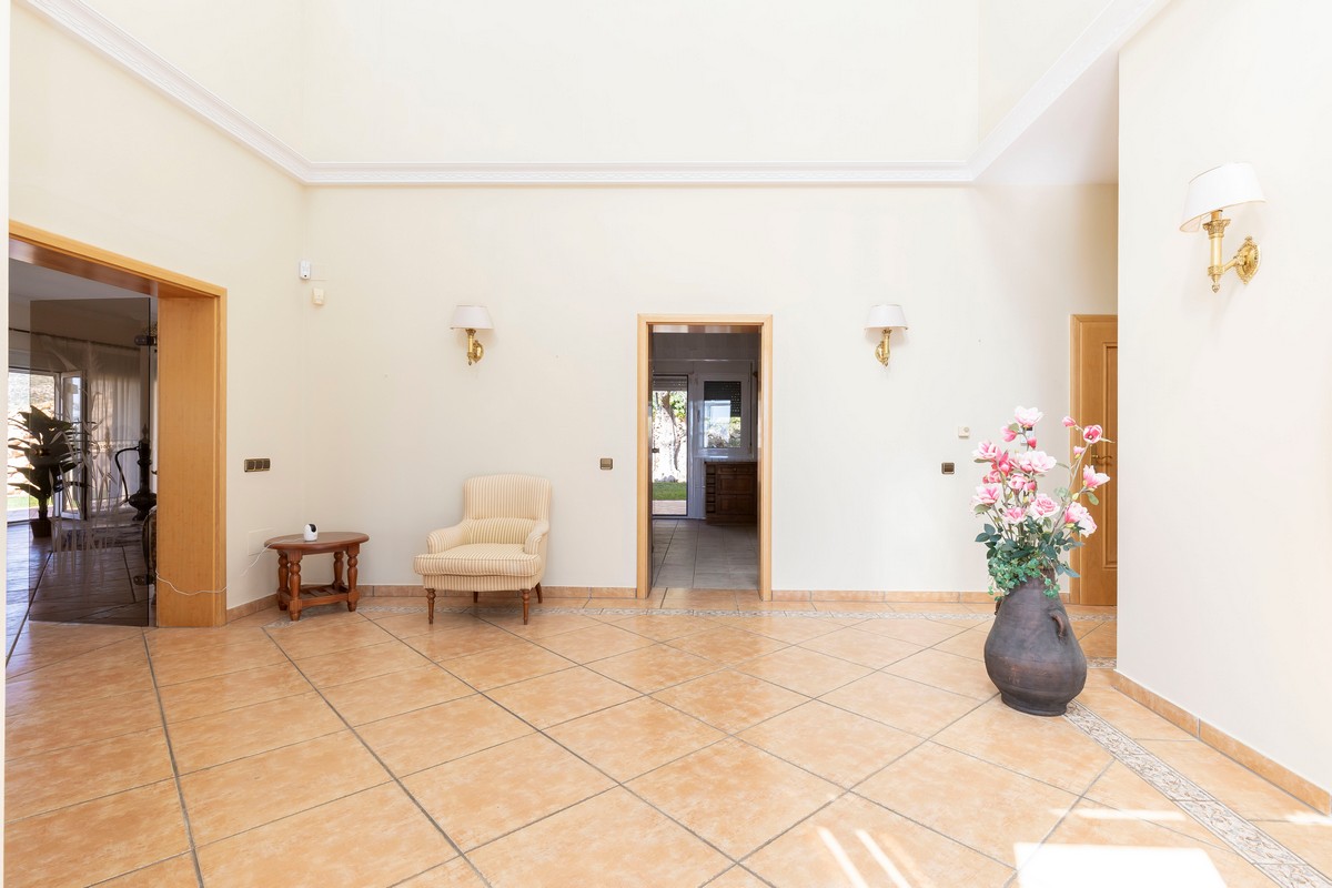 Extraordinary detached villa with independent flat and sea views