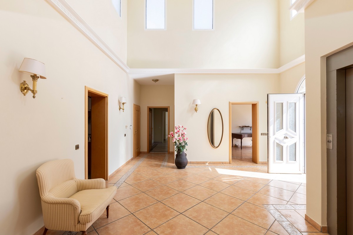 Extraordinary detached villa with independent flat and sea views