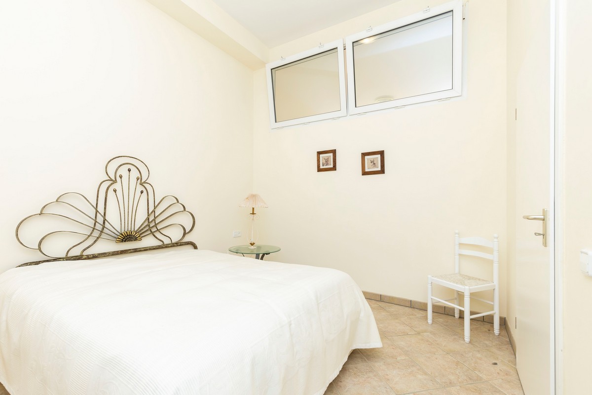 Extraordinary detached villa with independent flat and sea views