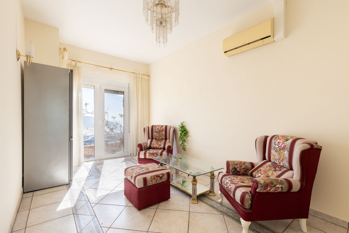 Extraordinary detached villa with independent flat and sea views