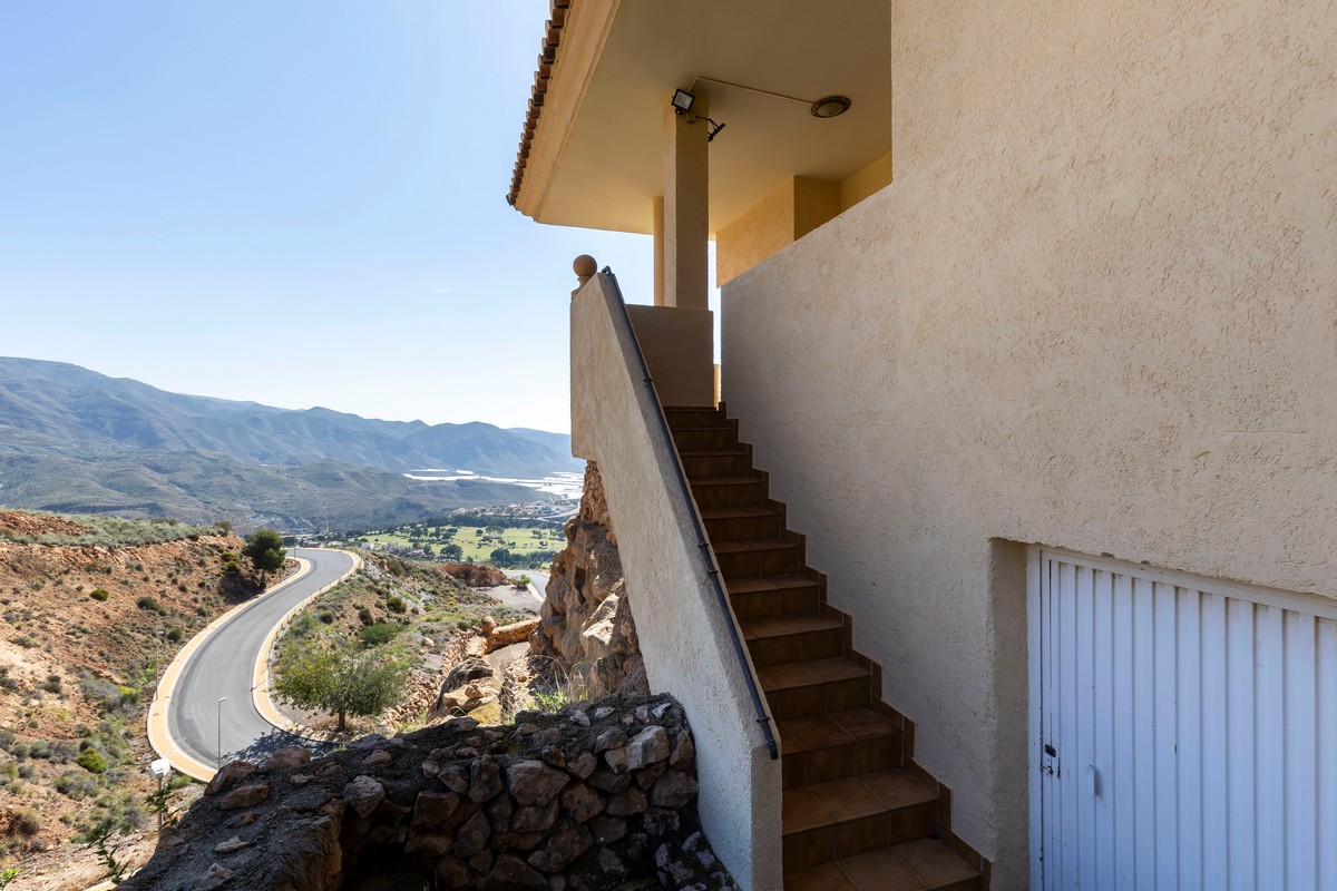 Extraordinary detached villa with independent flat and sea views