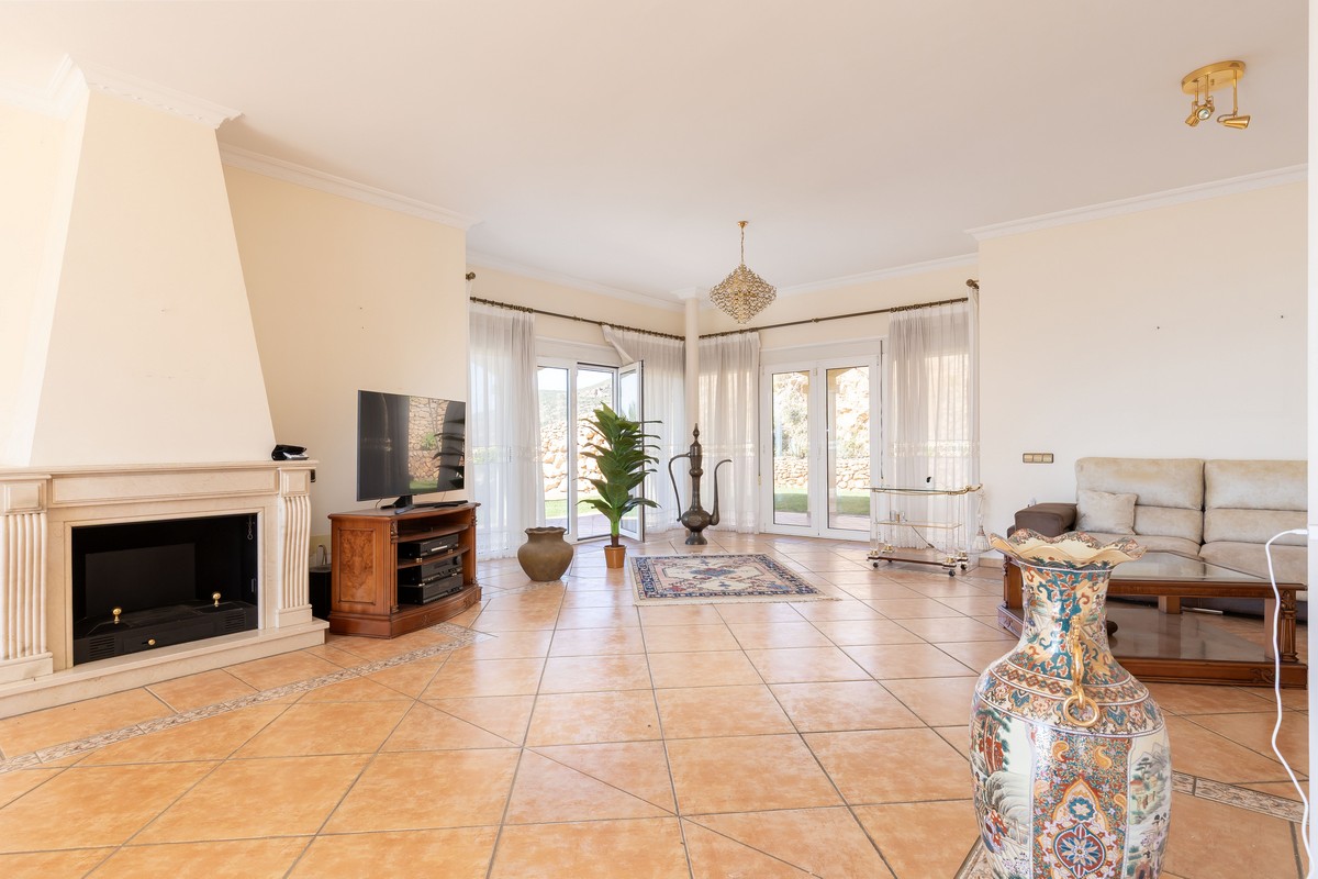 Extraordinary detached villa with independent flat and sea views