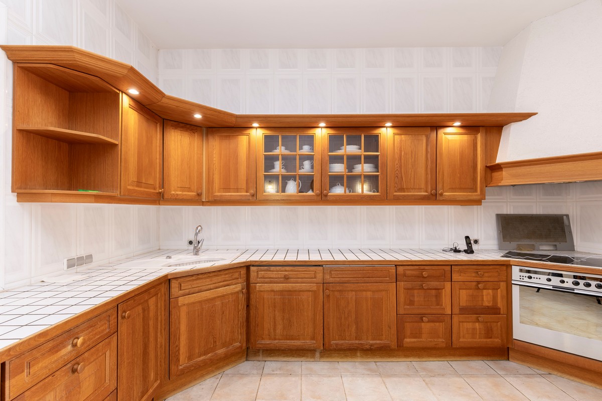 Extraordinary detached villa with independent flat and sea views