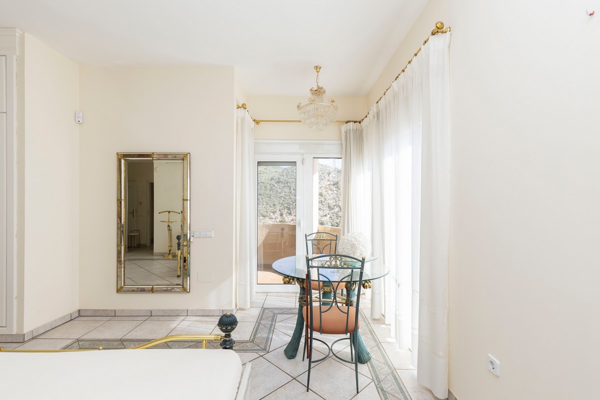 Extraordinary detached villa with independent flat and sea views