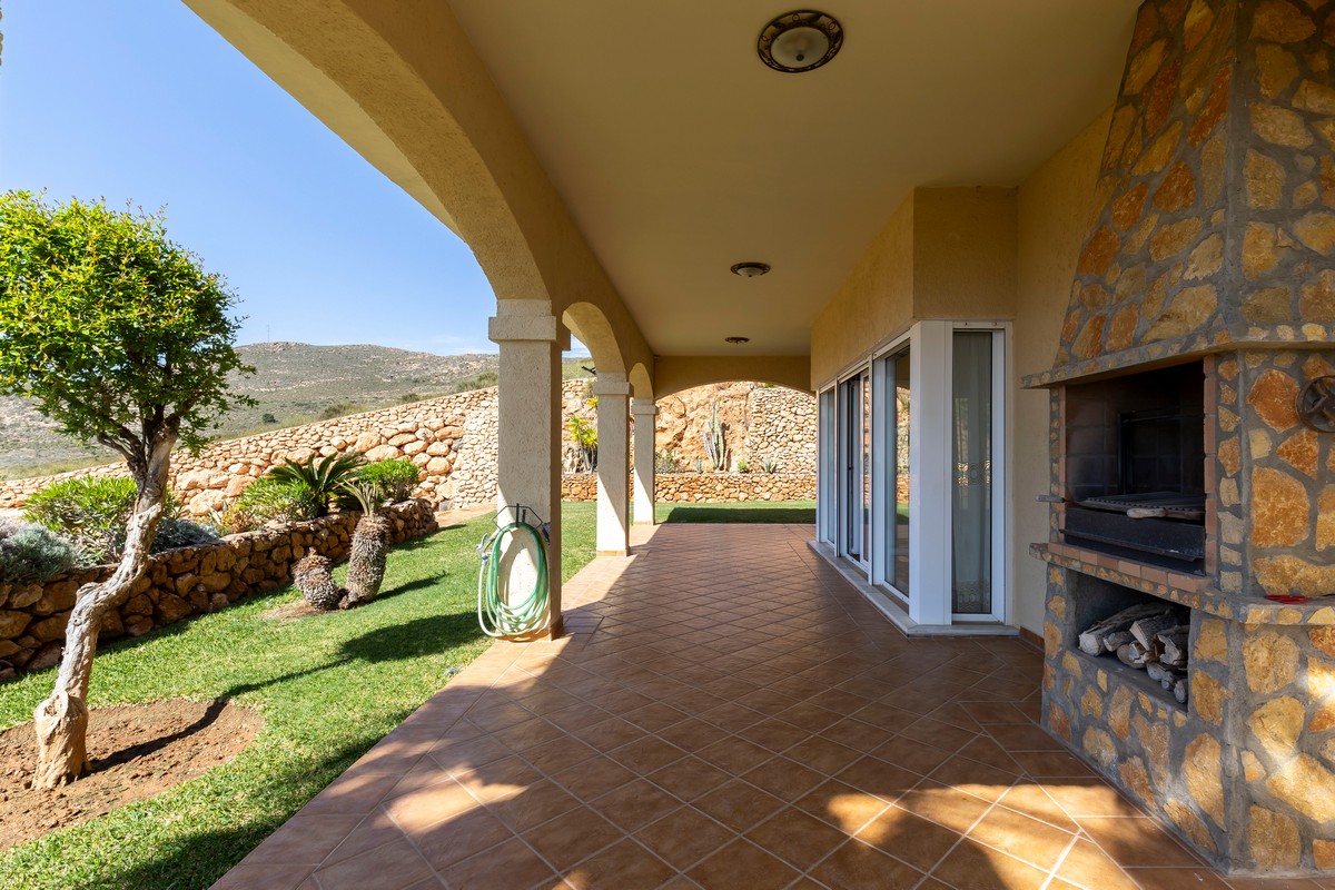 Extraordinary detached villa with independent flat and sea views