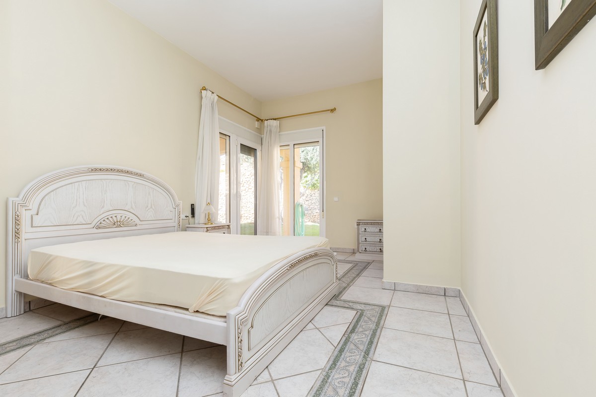 Extraordinary detached villa with independent flat and sea views