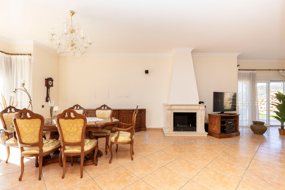 Extraordinary detached villa with independent flat and sea views