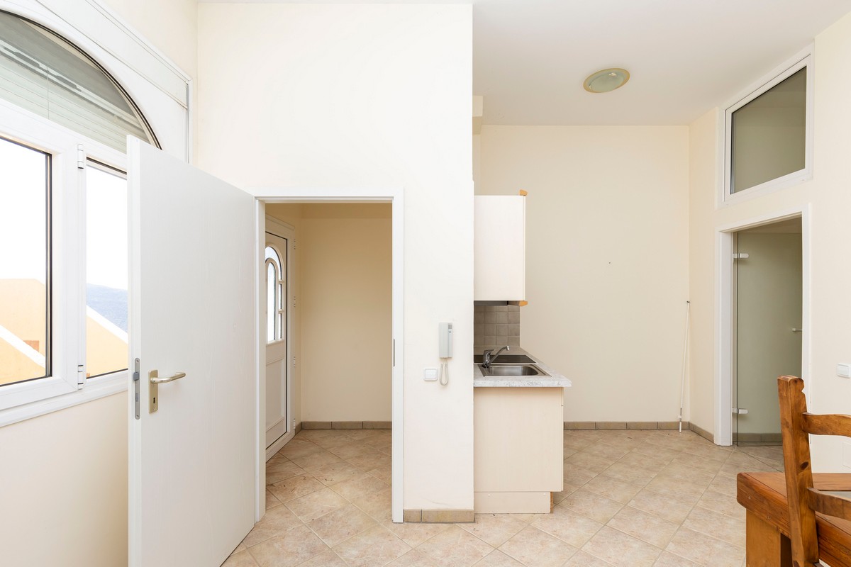 Extraordinary detached villa with independent flat and sea views