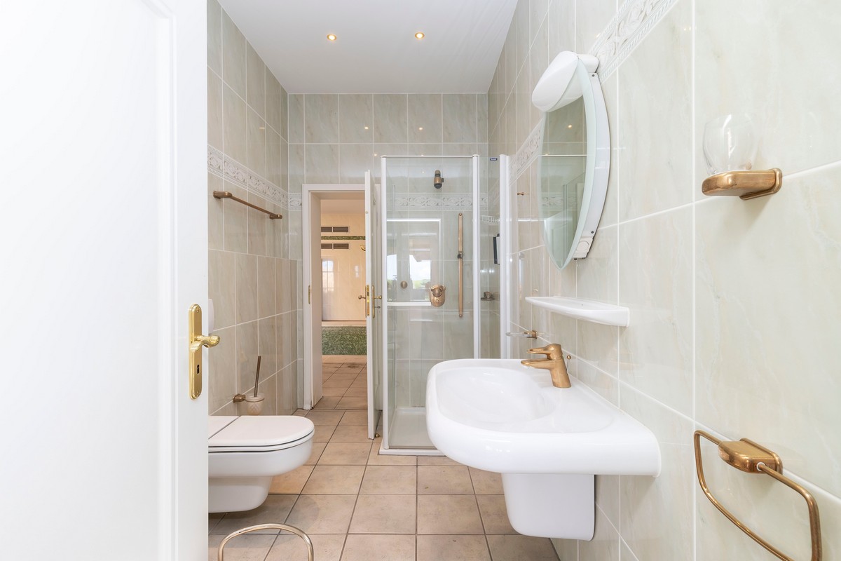 Extraordinary detached villa with independent flat and sea views