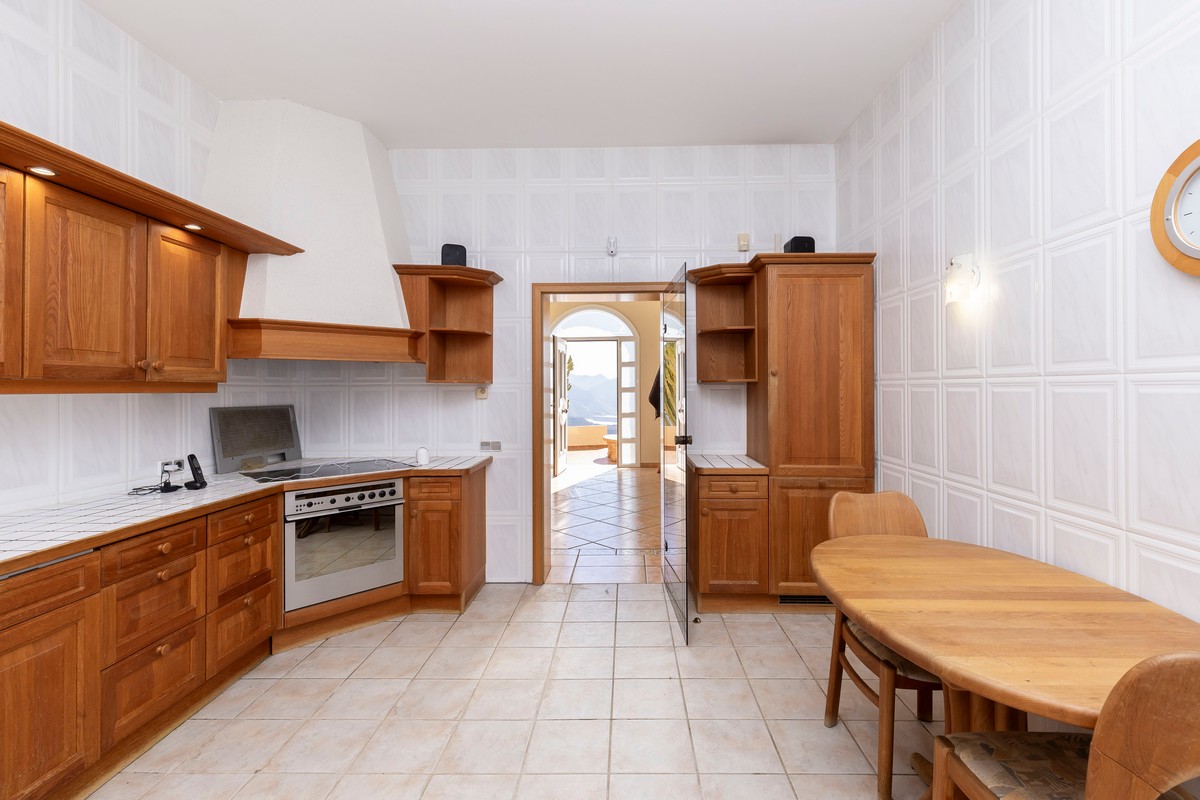 Extraordinary detached villa with independent flat and sea views