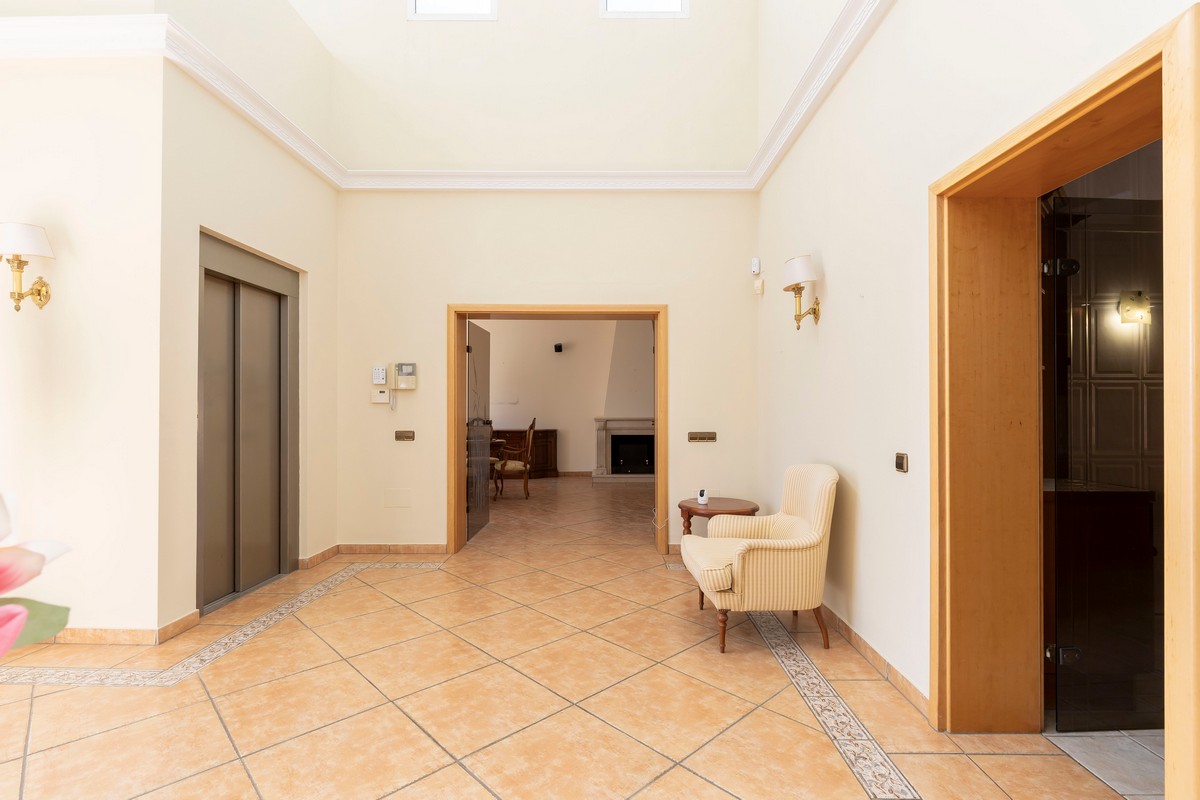 Extraordinary detached villa with independent flat and sea views