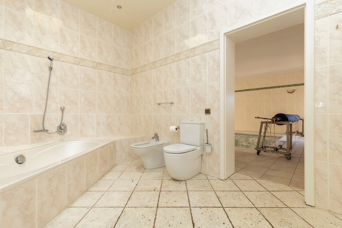 Extraordinary detached villa with independent flat and sea views