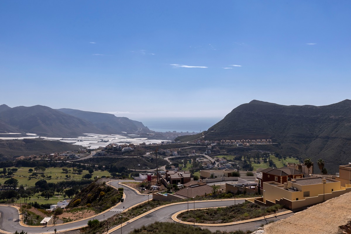 Extraordinary detached villa with independent flat and sea views