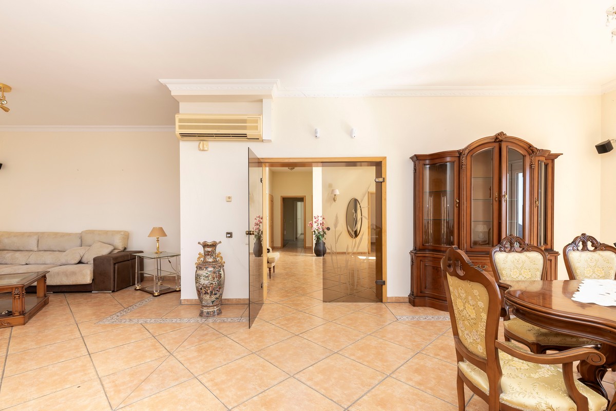 Extraordinary detached villa with independent flat and sea views