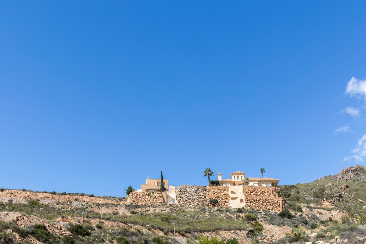 Extraordinary detached villa with independent flat and sea views