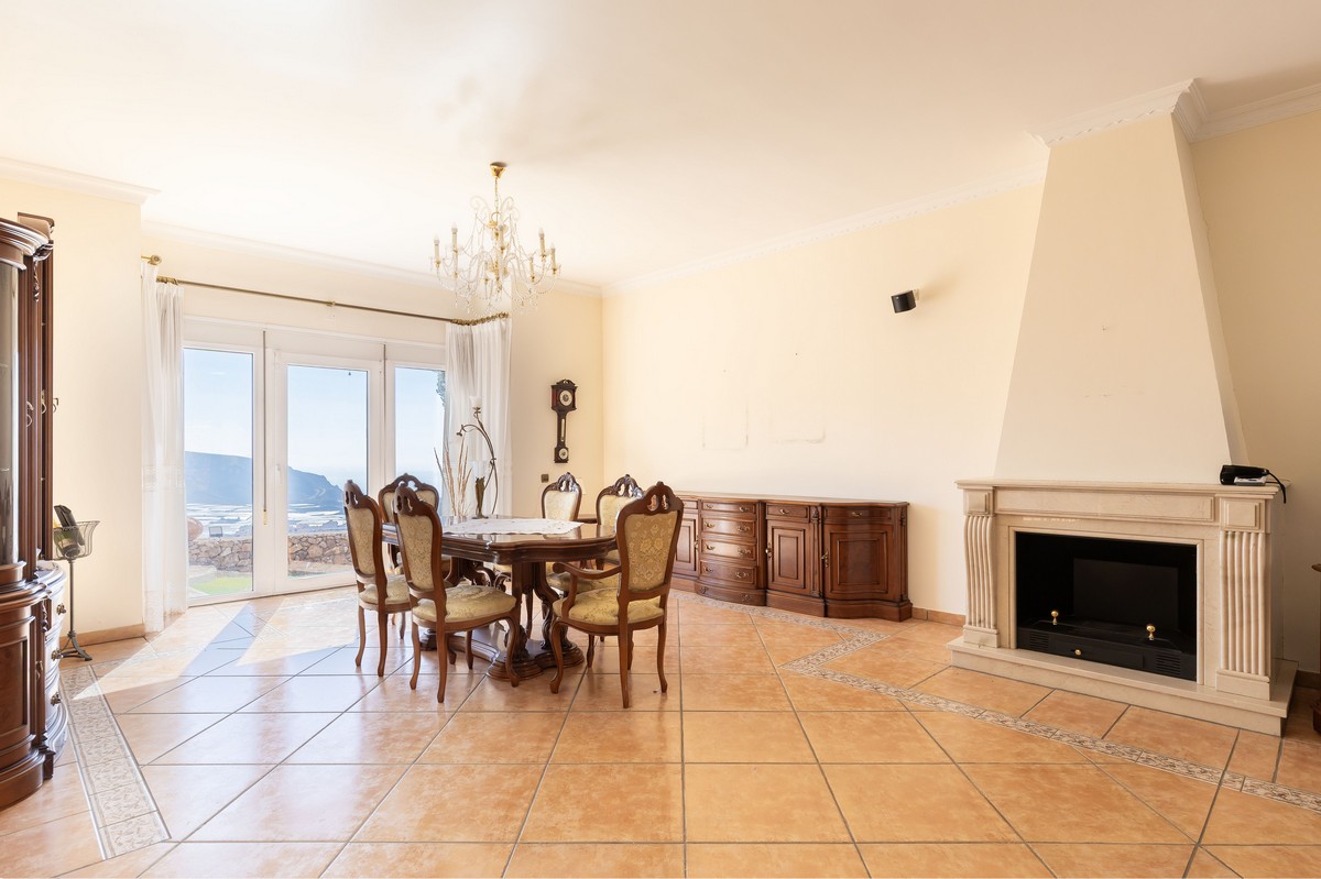 Extraordinary detached villa with independent flat and sea views