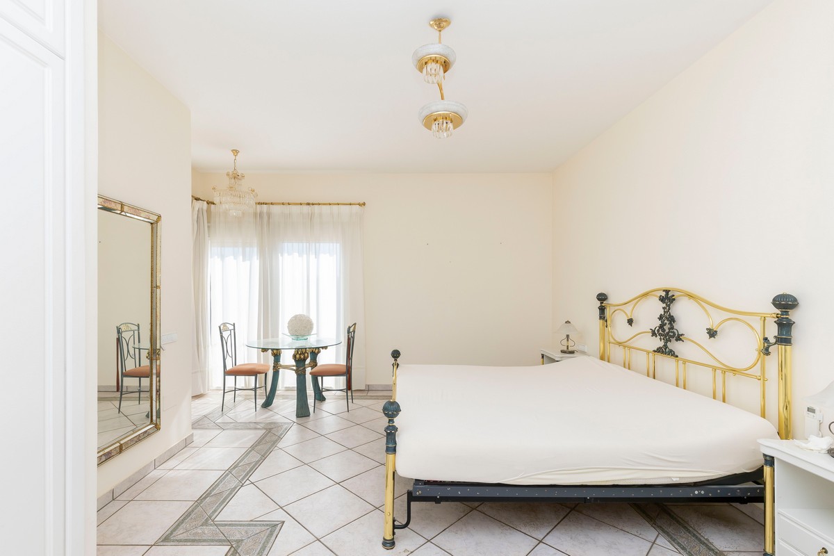 Extraordinary detached villa with independent flat and sea views