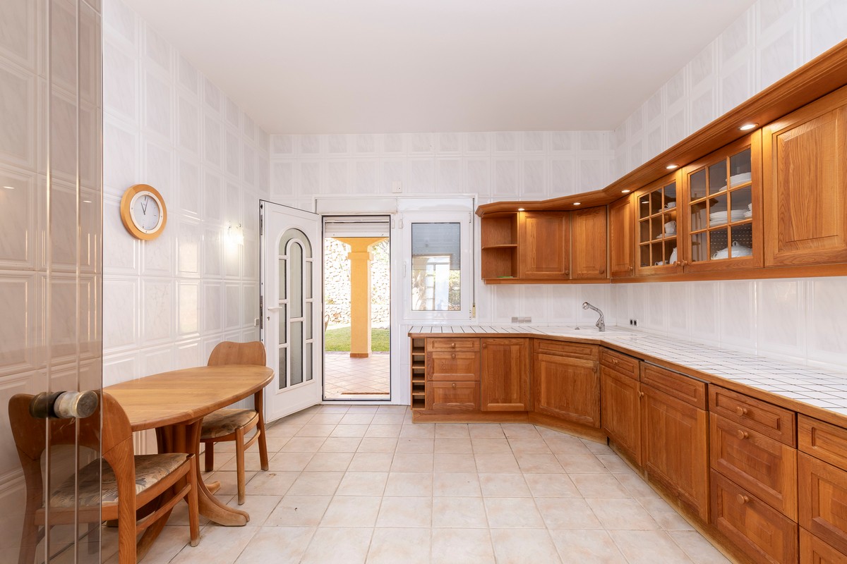 Extraordinary detached villa with independent flat and sea views