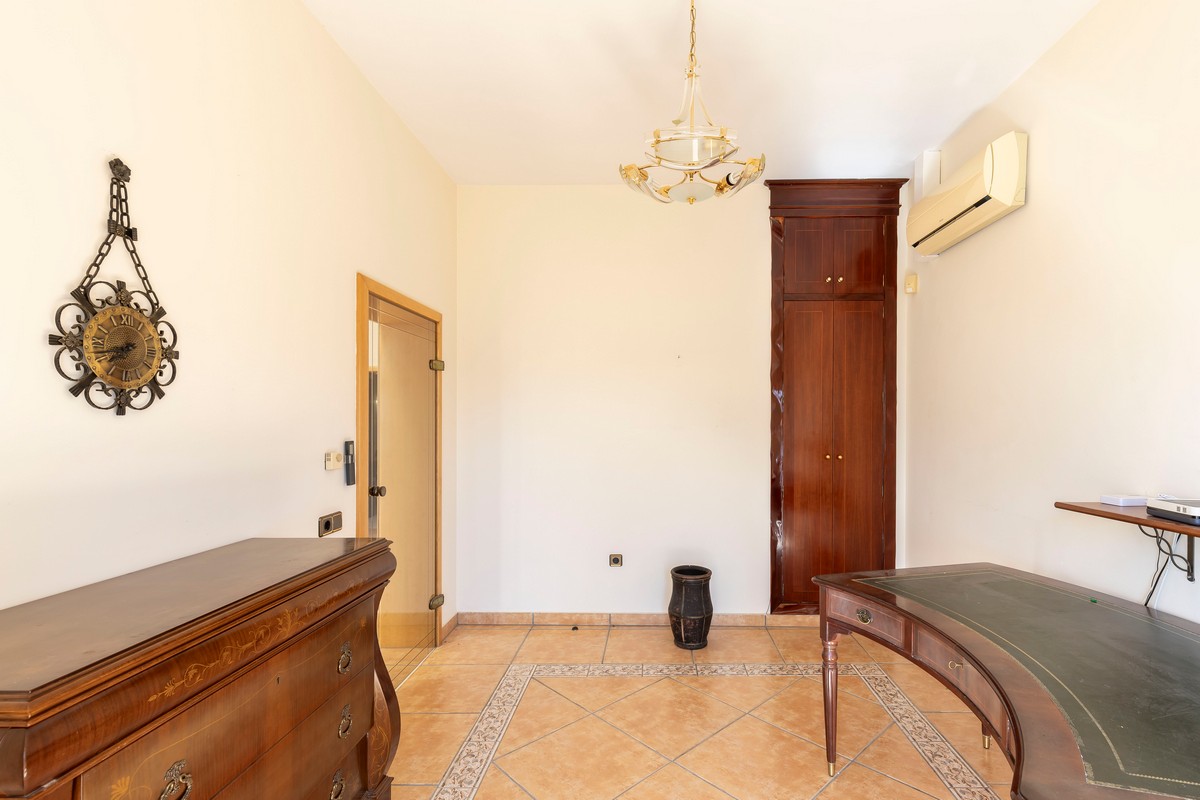 Extraordinary detached villa with independent flat and sea views