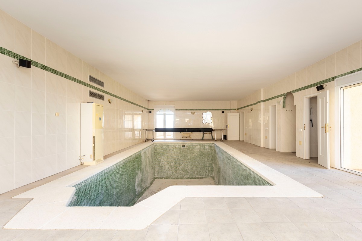 Extraordinary detached villa with independent flat and sea views