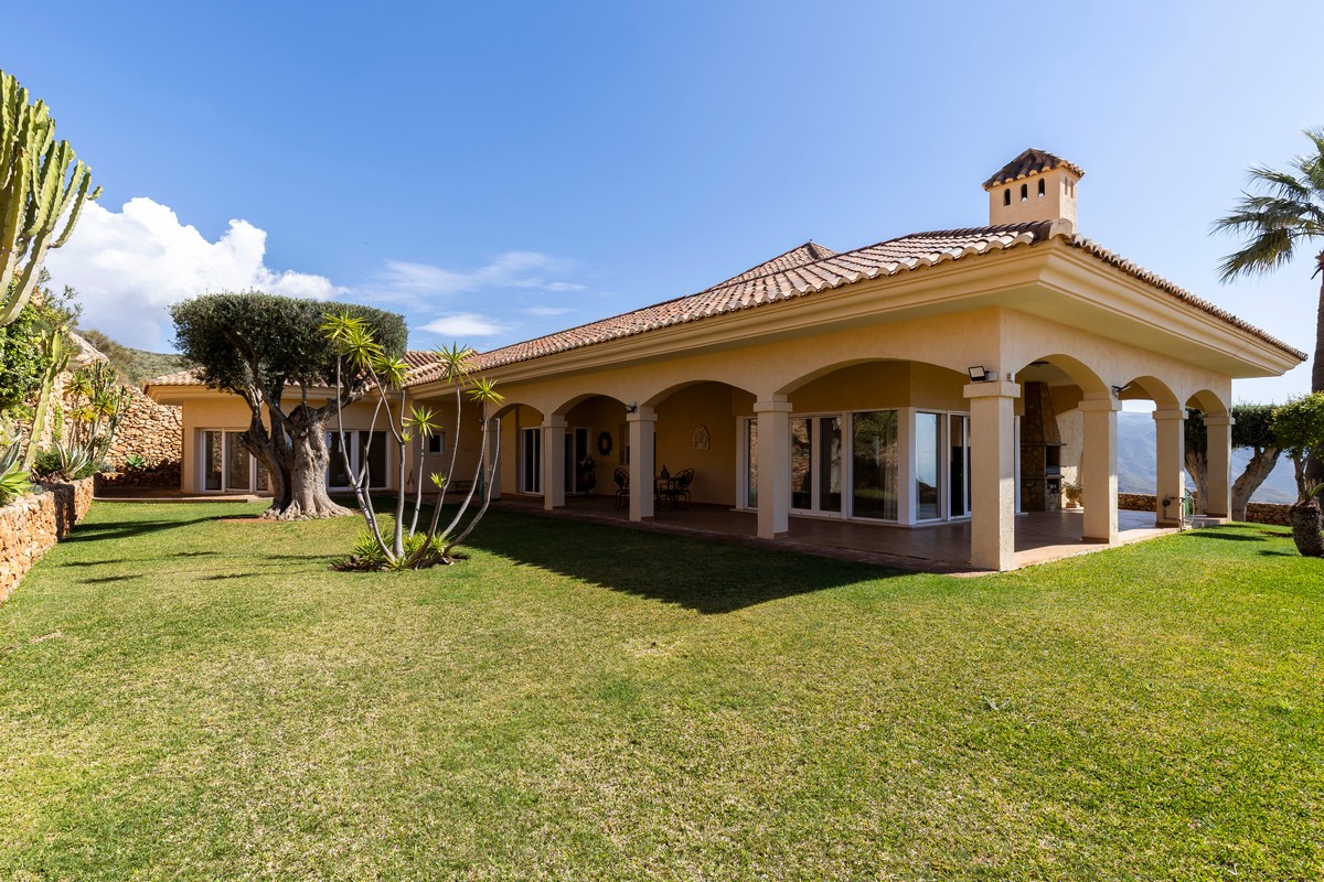 Extraordinary detached villa with independent flat and sea views