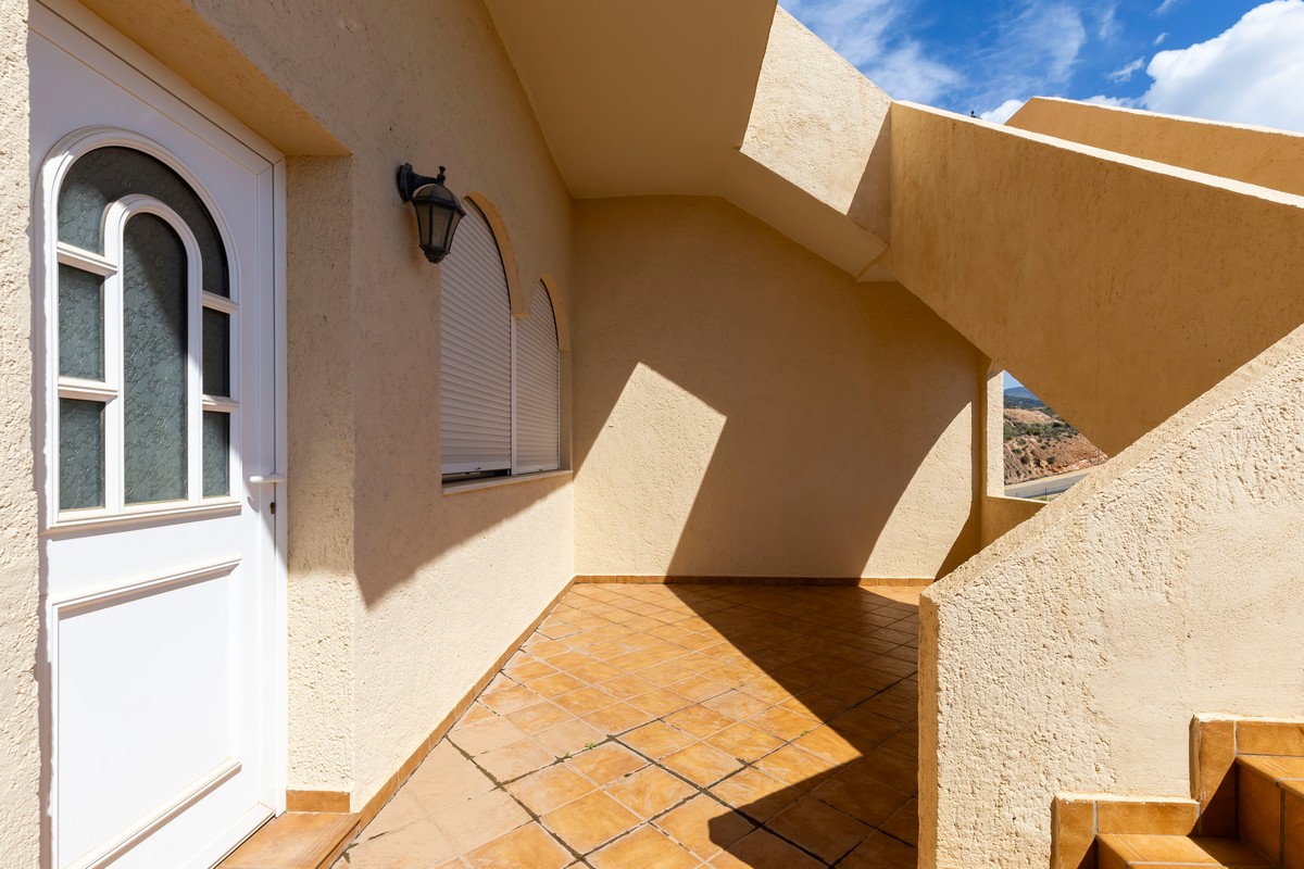 Extraordinary detached villa with independent flat and sea views