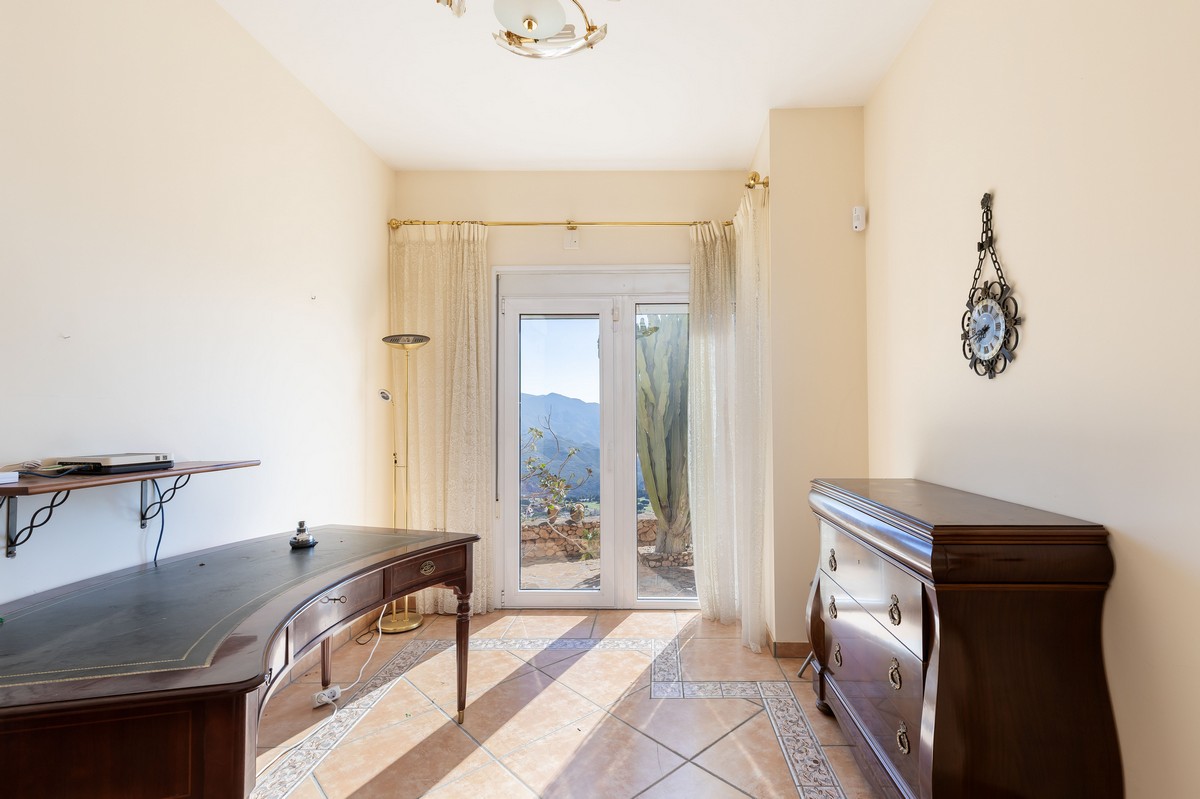 Extraordinary detached villa with independent flat and sea views