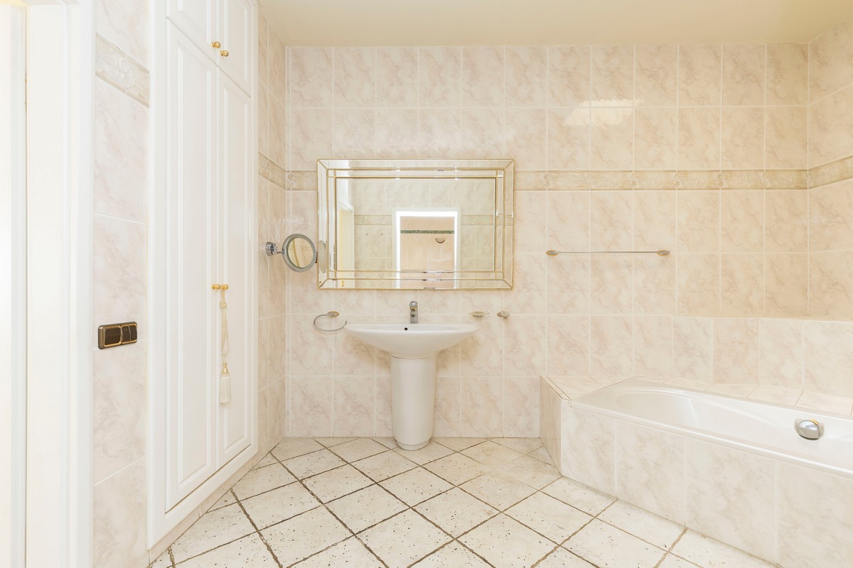 Extraordinary detached villa with independent flat and sea views