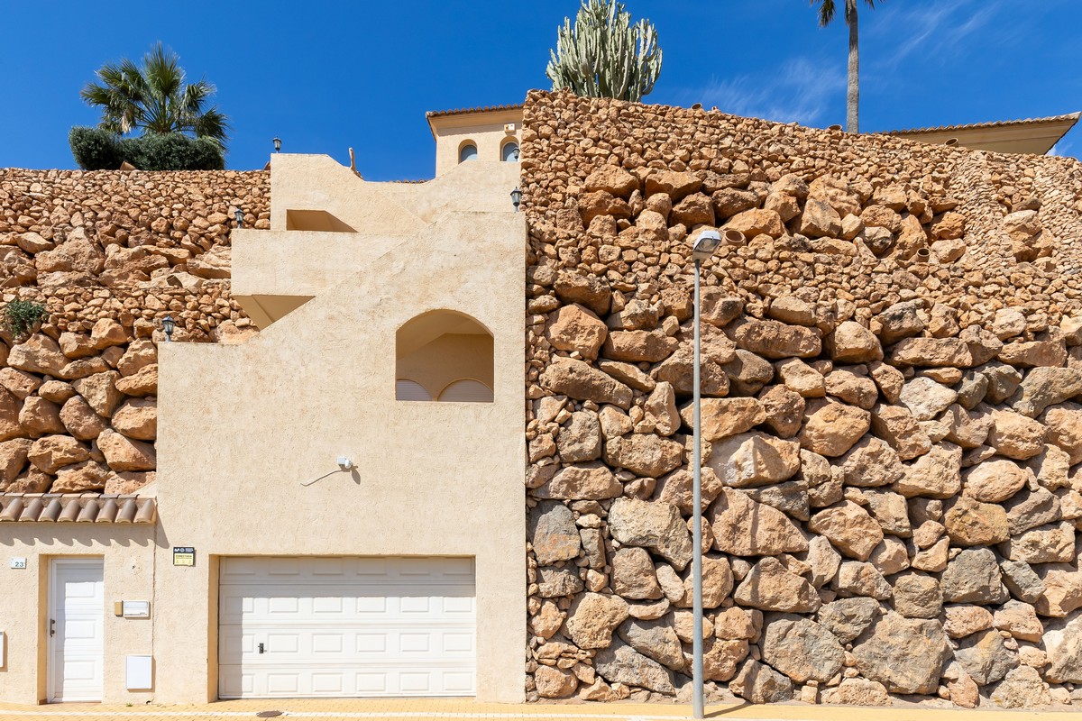 Extraordinary detached villa with independent flat and sea views