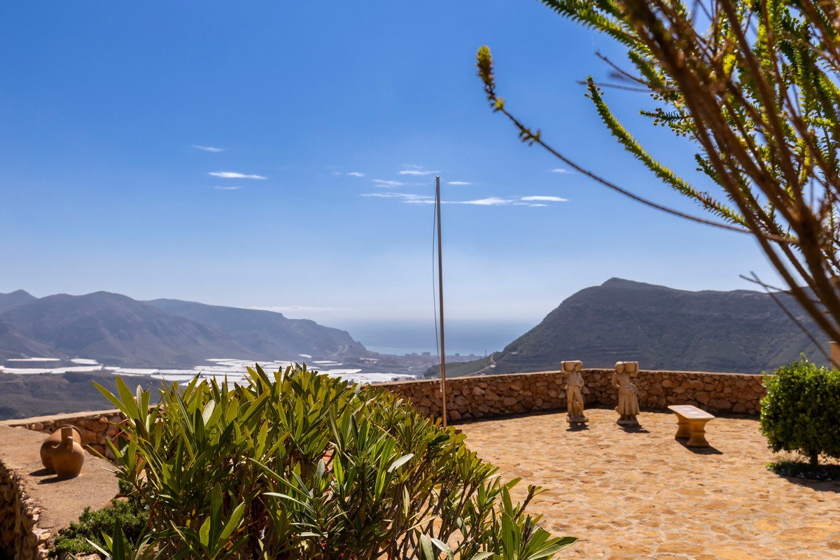 Extraordinary detached villa with independent flat and sea views