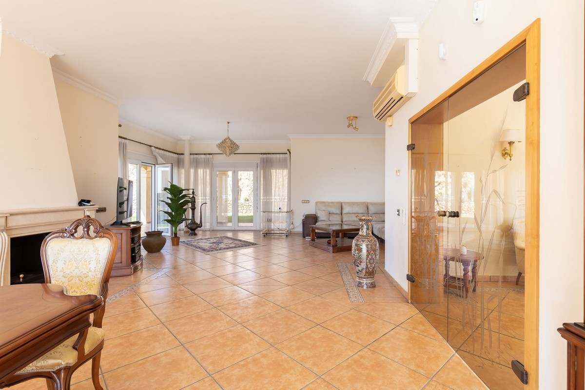 Extraordinary detached villa with independent flat and sea views