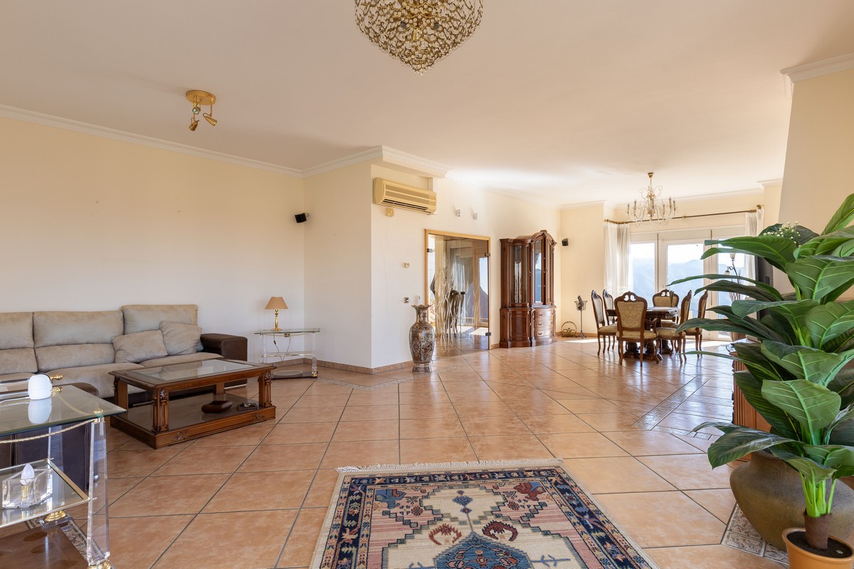 Extraordinary detached villa with independent flat and sea views