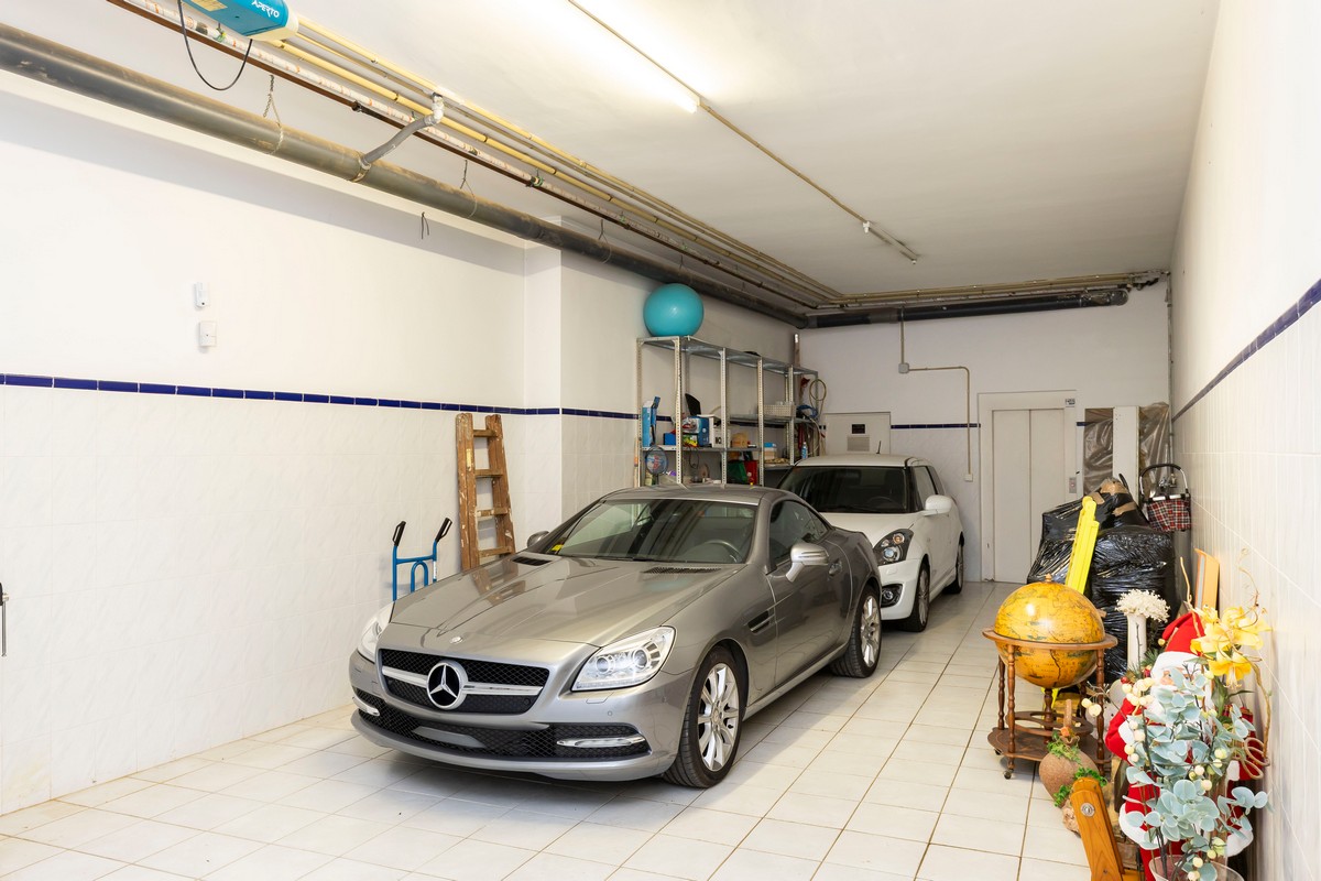 Extraordinary detached villa with independent flat and sea views