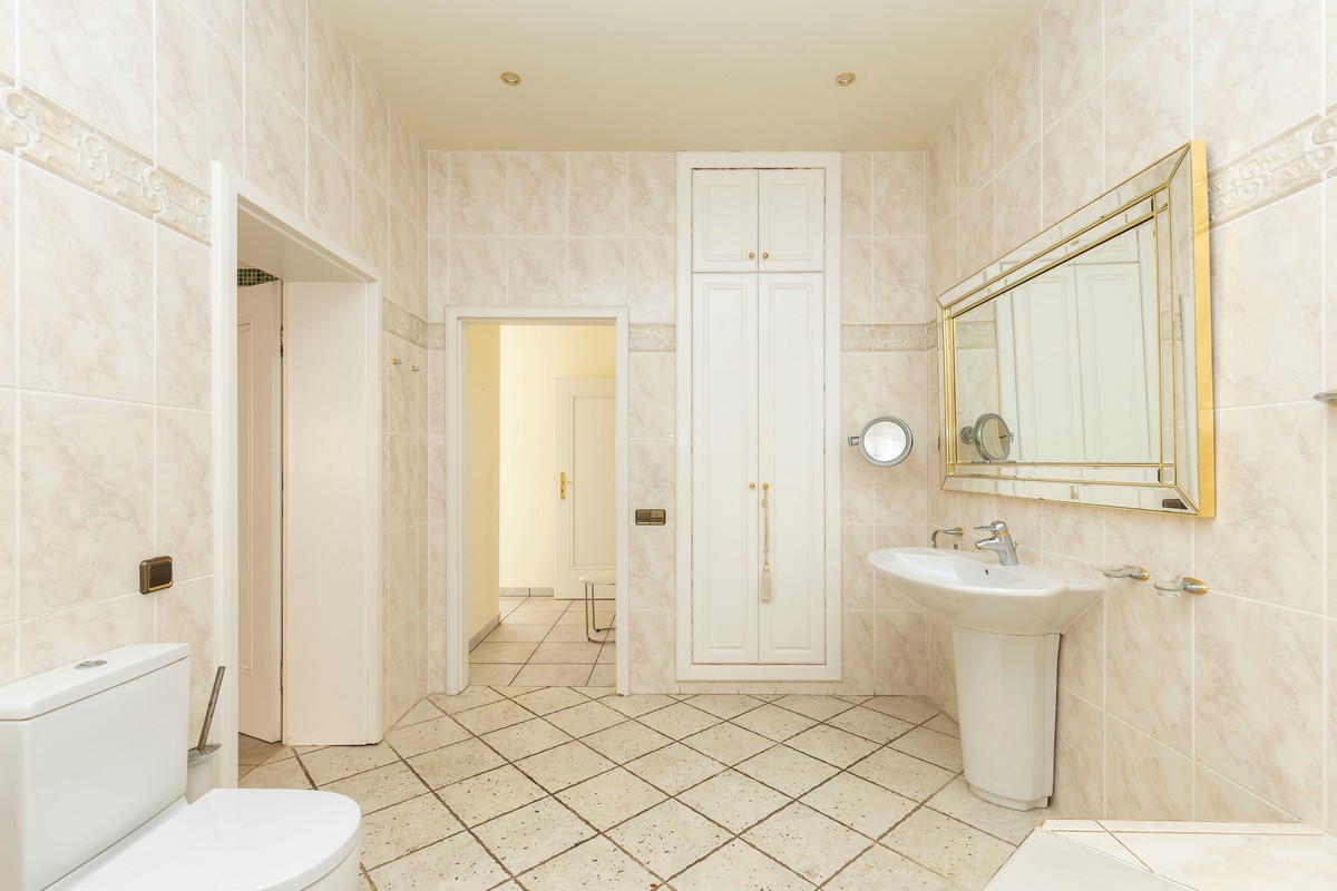 Extraordinary detached villa with independent flat and sea views